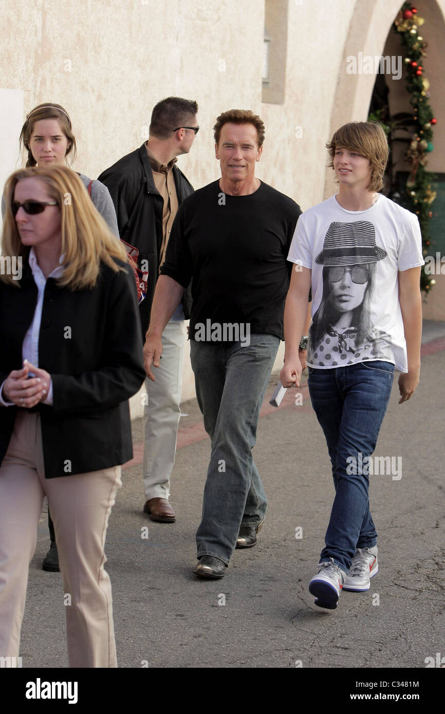Arnold Schwarzenegger Und Seine Kinder Verlassen Cafe Roma Los Angeles Kalifornien 06 12 08 Stockfotografie Alamy