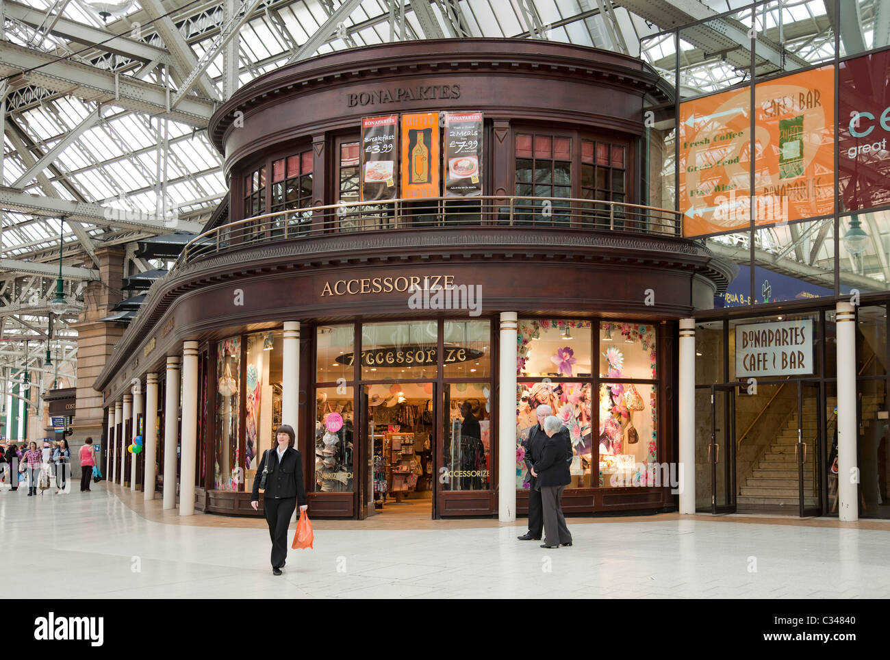 Accessorize Verkaufsstelle und Napoleons Pub in Glasgow zentrale Bahnhofshalle. Stockfoto
