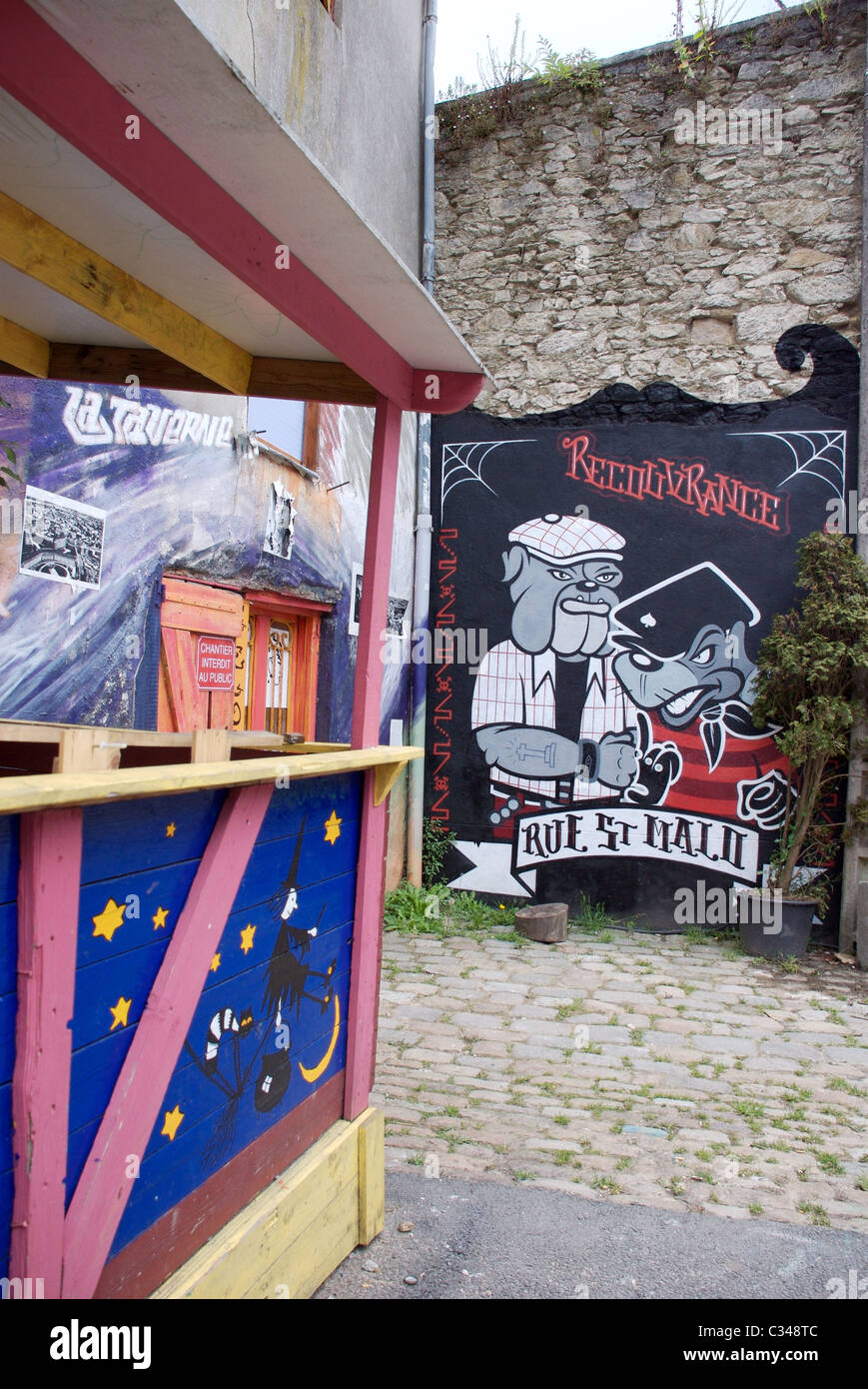 Bulldog und Ratte wall Graffiti-Kunst-Zeichen in den alten Rue Saint Malo, Brest, Bretagne, Frankreich Stockfoto