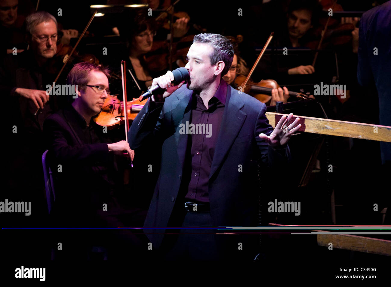 Adam Pascal erklingt in den "BBC Radio feiert die Musik von Disney" Event live am Lyceum Theatre. London, England- Stockfoto