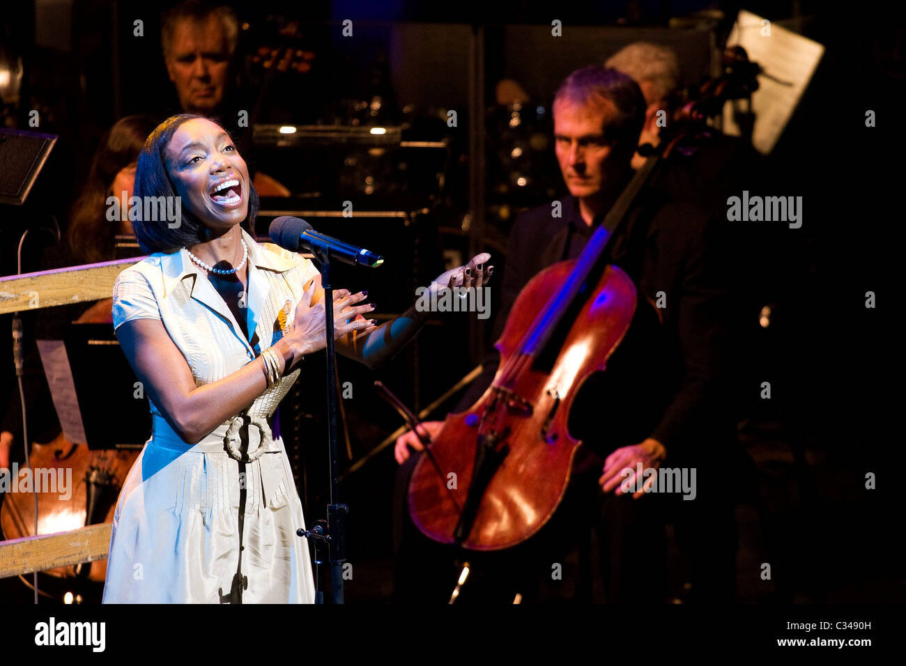 Heather Headley erklingt in den "BBC Radio feiert die Musik von Disney" Event live am Lyceum Theatre. London, England Stockfoto