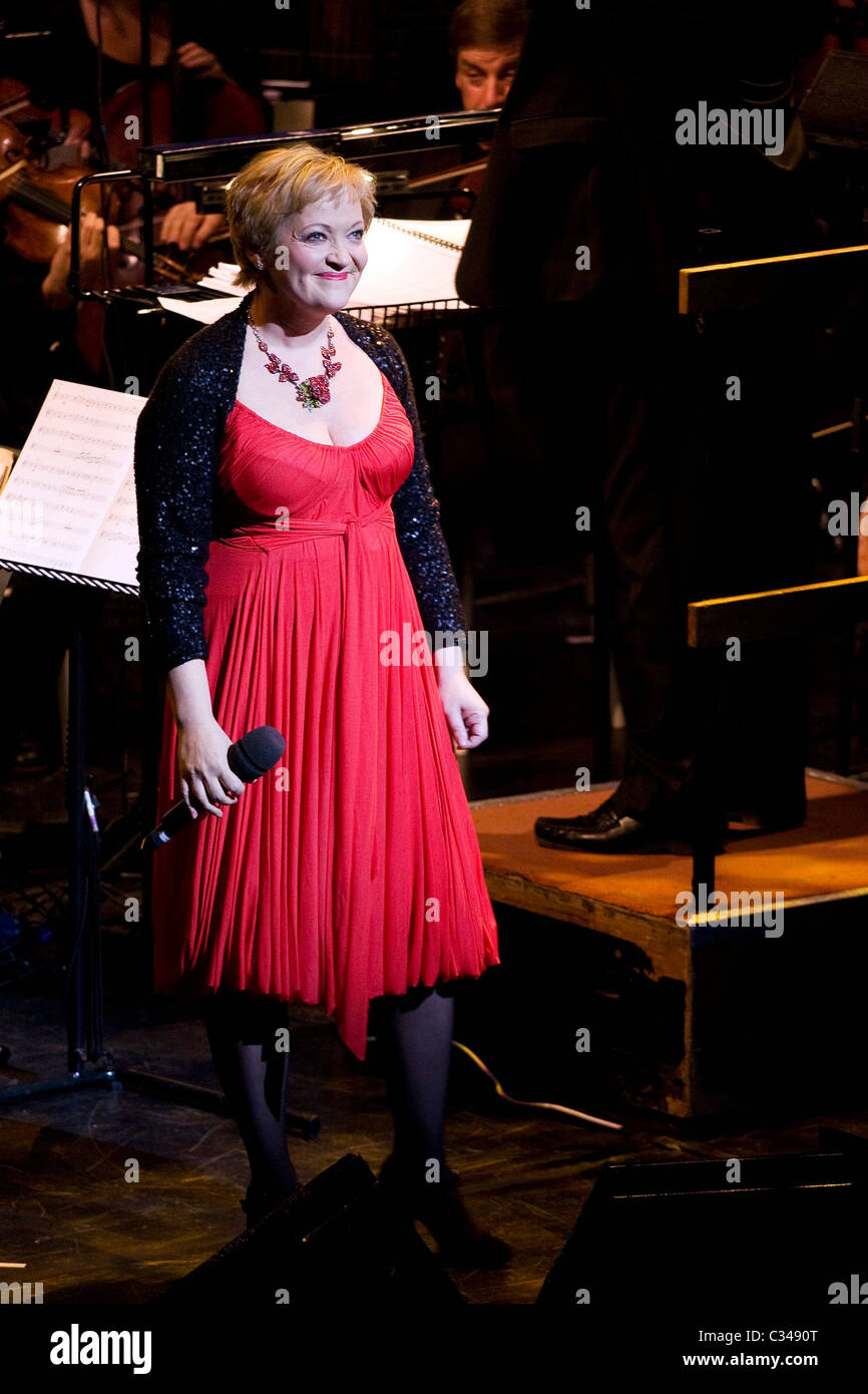 Maria Friedman erklingt in den "BBC Radio feiert die Musik von Disney" Event live am Lyceum Theatre. London, England- Stockfoto