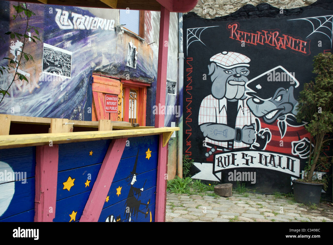 Bulldog und Ratte wall Graffiti-Kunst-Zeichen in den alten Rue Saint Malo, Brest, Bretagne, Frankreich Stockfoto