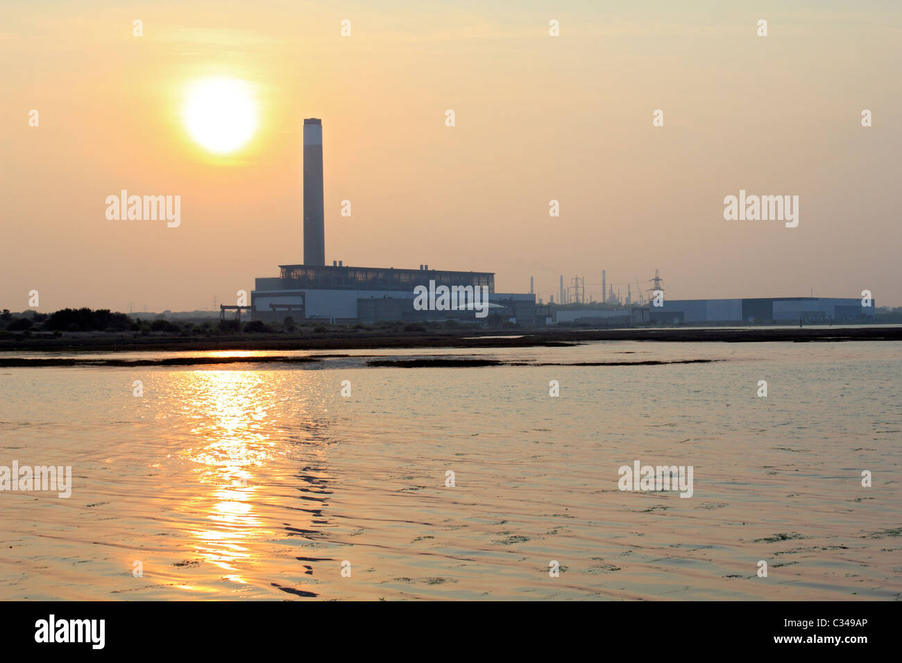 Fawley Kraftwerk am Southampton Water, wo es den Solent in der Nähe von Calshot Hampshire, England UK verbindet Stockfoto