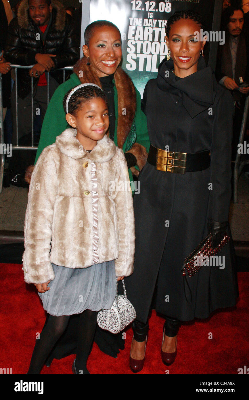 Adrienne Banfield-Jones, Willow Smith, Jada Pinkett-Smith New Yorker Premiere von "Der Tag, den die Erde Still Stand" bei AMC Loews Stockfoto