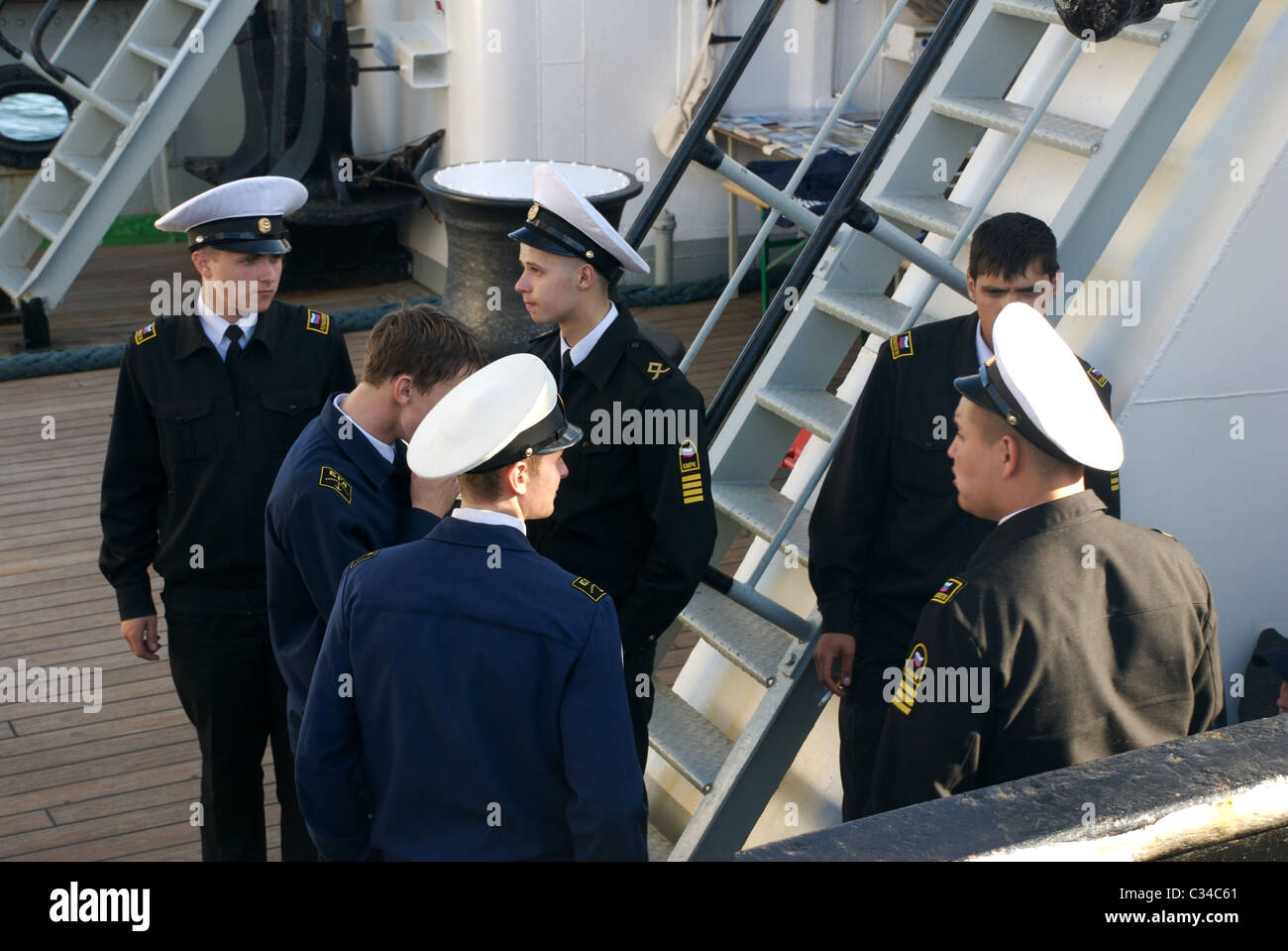 Russische Matrosen an Bord Krusenschtern Großsegler, Brest 2008 Maritime Festival, Bretagne, Frankreich Stockfoto