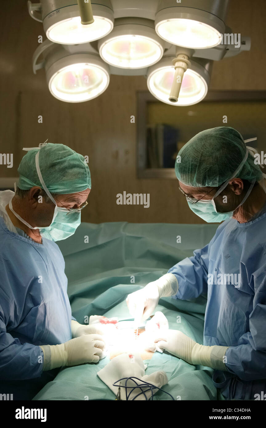 Zwei Ärzte darstellende Chirurgie im Krankenhaus-OP-Saal Stockfoto