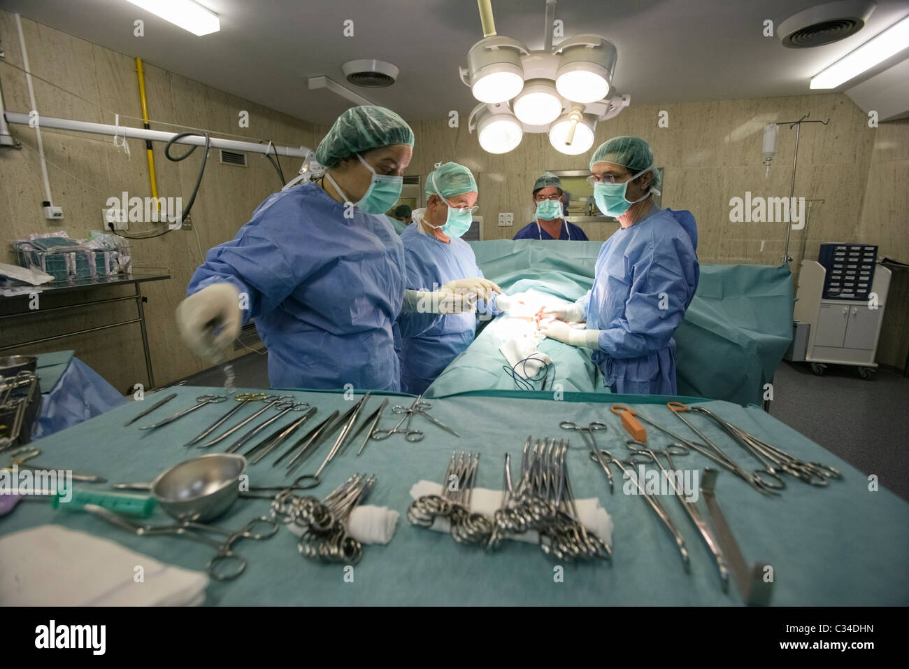 Ärzte der Chirurgie im Krankenhaus-OP-Saal Stockfoto