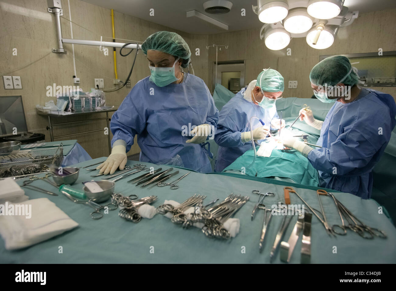 Ärzte der Chirurgie im Krankenhaus-OP-Saal Stockfoto
