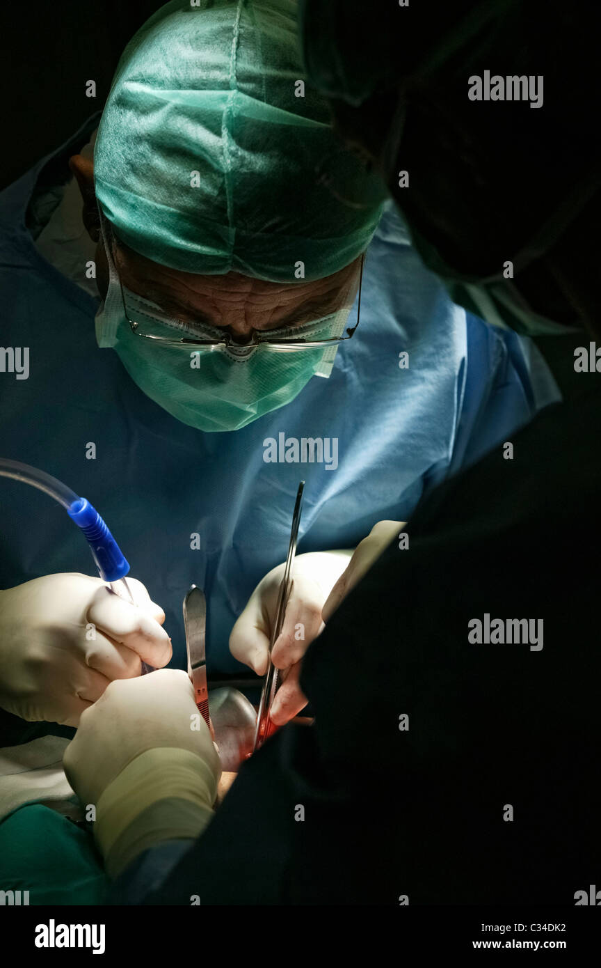Zwei Ärzte darstellende Chirurgie im Krankenhaus-OP-Saal Stockfoto