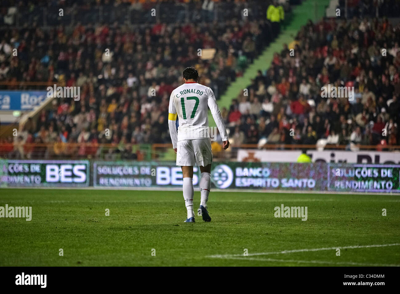 Cristiano Ronaldo zu Fuß entfernt Gefühl niedergeschlagen als Kapitän der portugiesischen Fußball-Nationalmannschaft Stockfoto