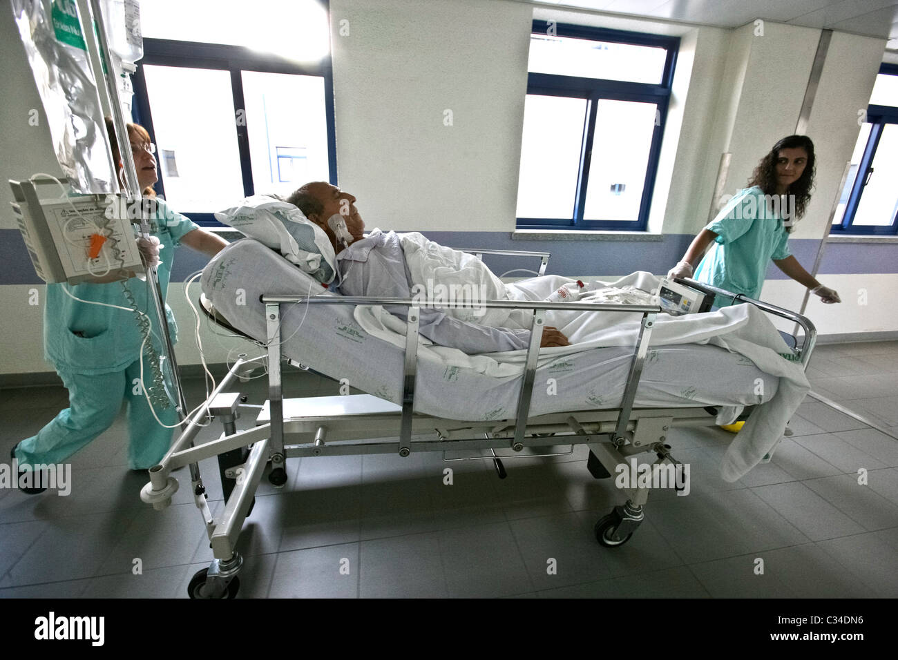 Zwei Krankenschwestern bewegen Bett des Patienten in einem Krankenhaus Stockfoto