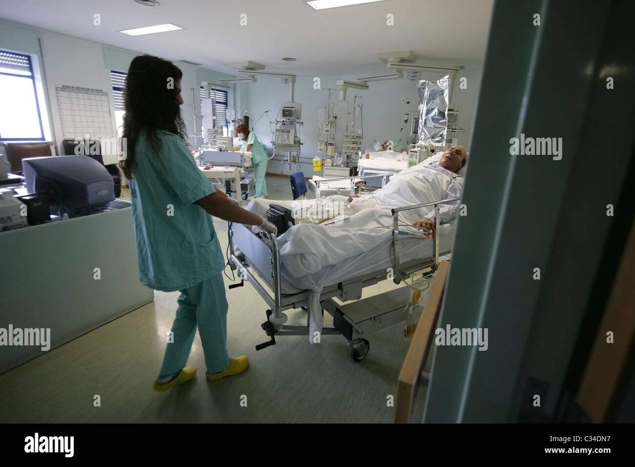 Krankenschwester schiebt Bett im Krankenhaus Stockfoto