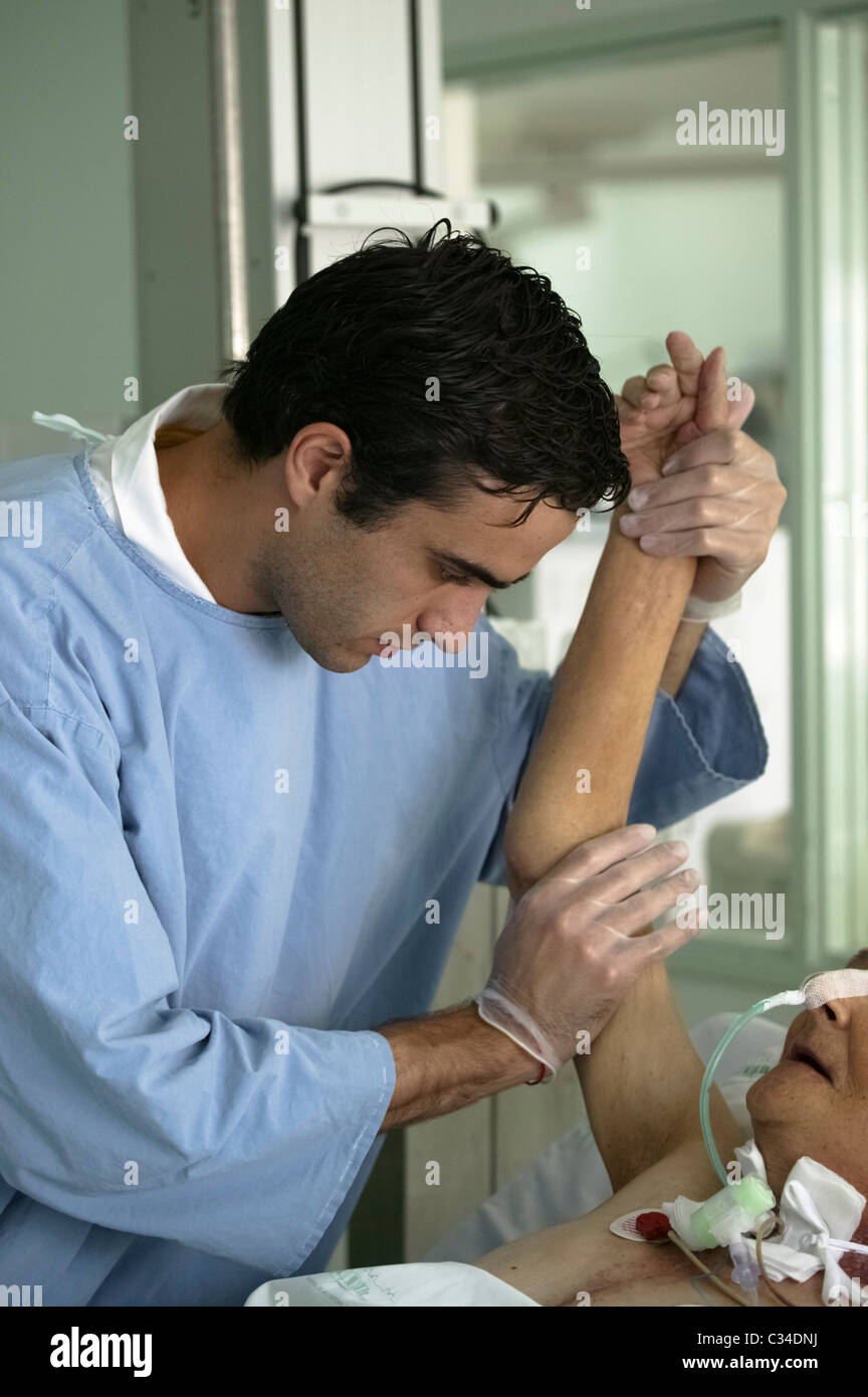Pfleger kümmert sich der Patient in einem Krankenhaus Stockfoto