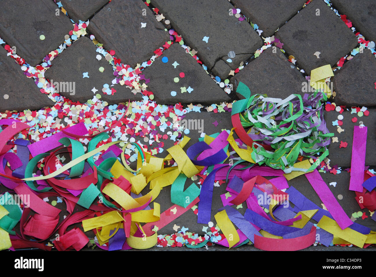 Konfetti auf den Straßen am Karneval Maastricht, Niederlande Stockfoto