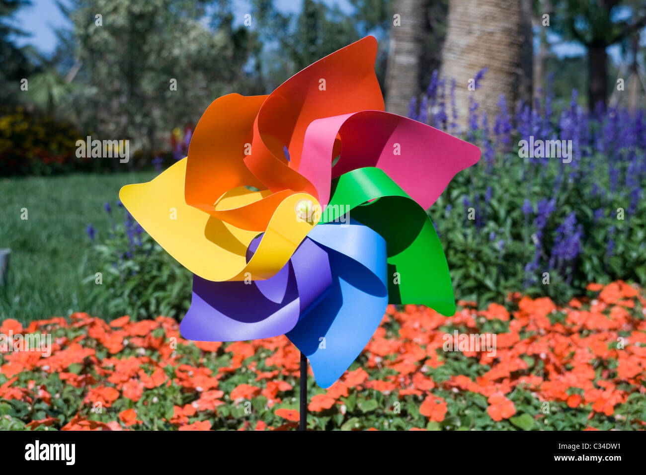 Bunten Spielzeug-Windmühle in den Blumen Stockfoto