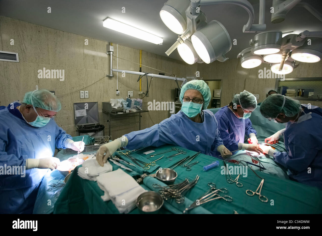 Ärzte Organ transplant Chirurgie im Krankenhaus-OP-Saal Stockfoto