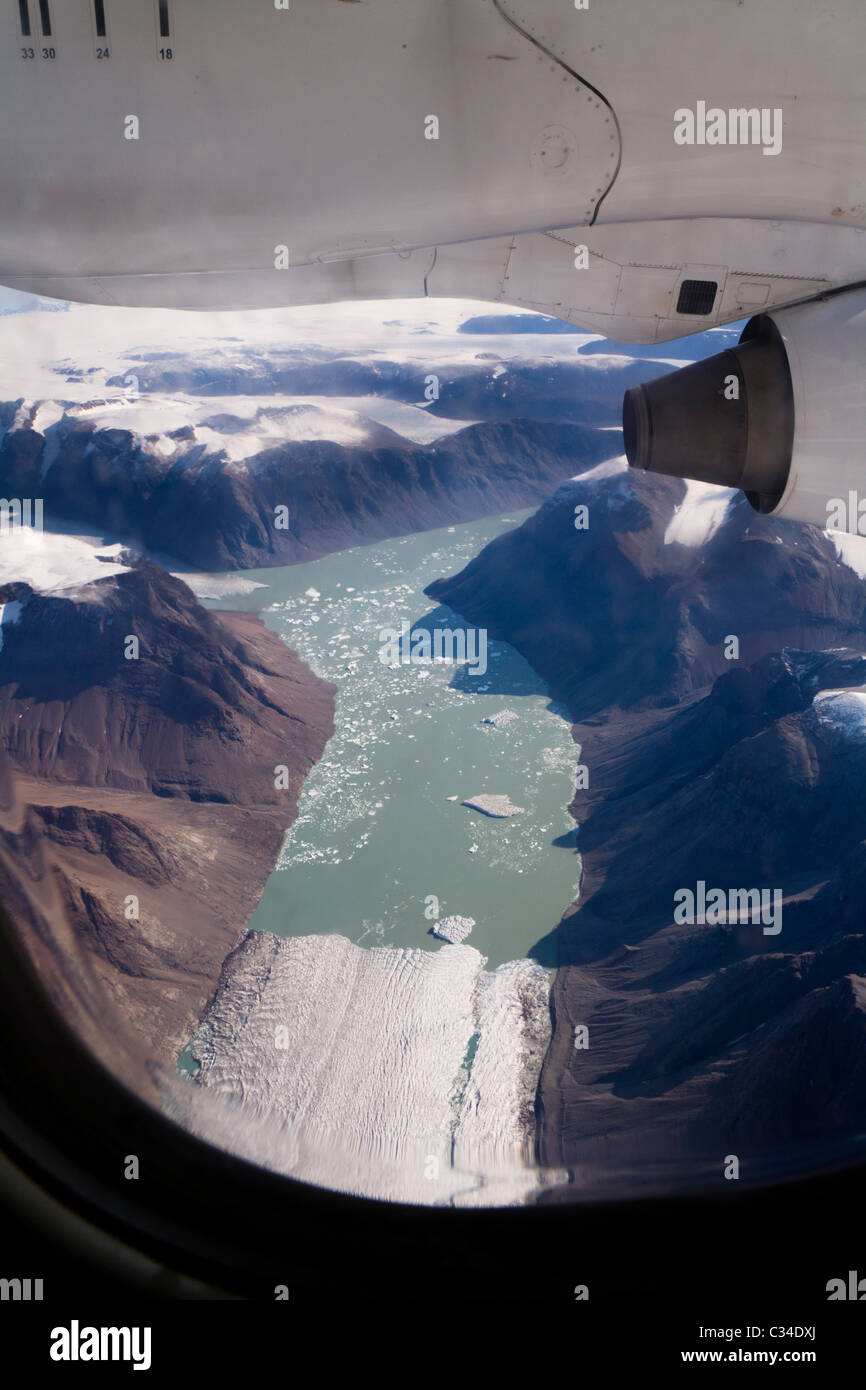 Flugzeug fliegen in Richtung Narsarsuaq Flughafen, Süd-Grönland Stockfoto