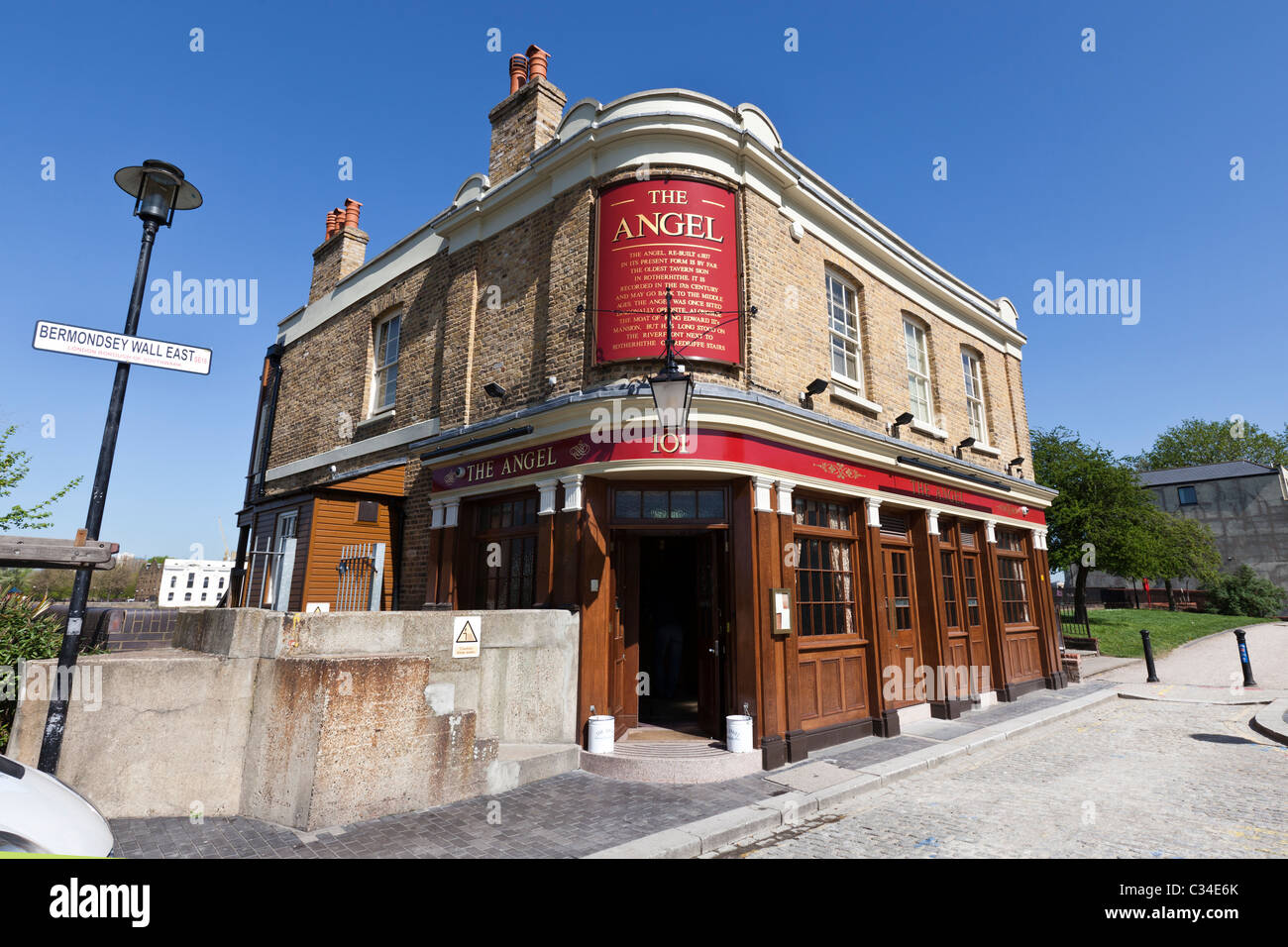 Die Angel Pub, Rotherhithe Street, London, England, UK Stockfotografie ...