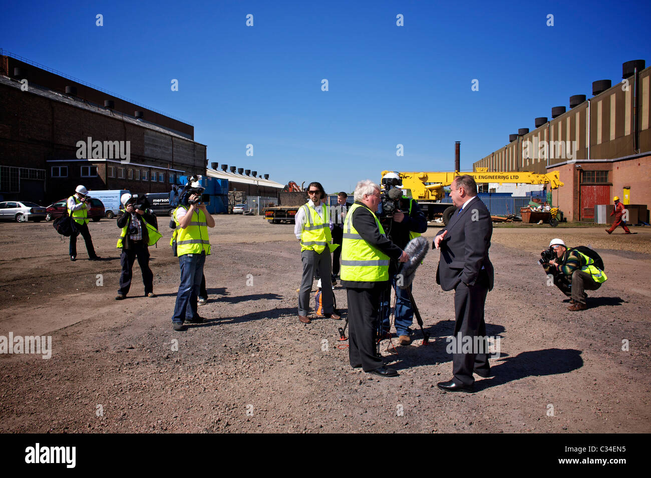 RENFREW, VEREINIGTES KÖNIGREICH - 27. APRIL: Alex Salmond, SNP (Scottish National Party) Führer, wurde für TV-Nachrichten während eines Besuchs bei Steel Engineering Ltd in Renfrew am Mittwoch, 27. April 2011 interviewt. Salmond traf Lehrlinge, als er sich bei den schottischen Parlamentswahlen für die Wiederwahl zum Ersten Minister einsetzte. (Foto © David Gordon) Stockfoto