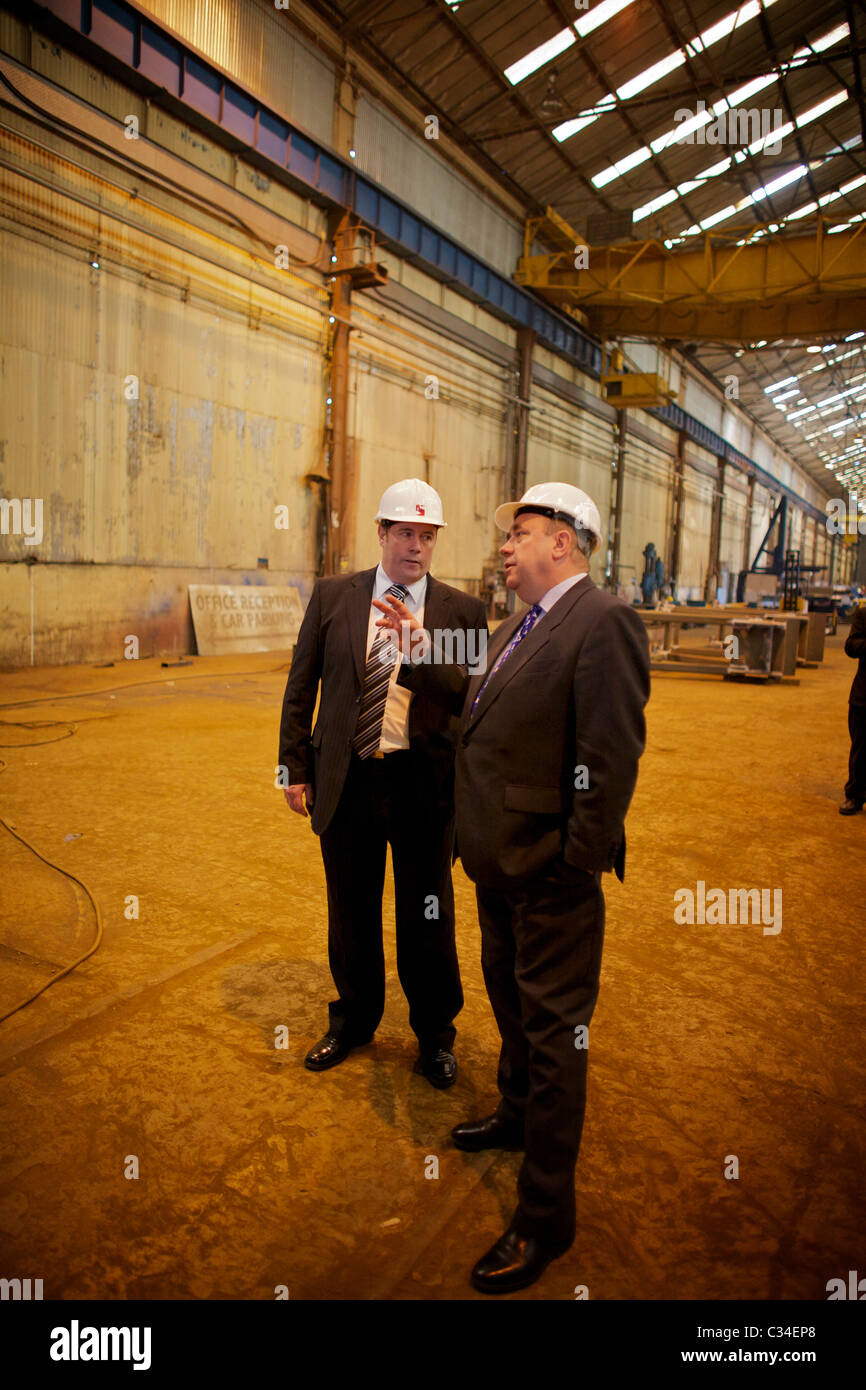 RENFREW, VEREINIGTES KÖNIGREICH - 27. APRIL: Alex Salmond, SNP (Scottish National Party) Führer, wurde für TV-Nachrichten während eines Besuchs bei Steel Engineering Ltd in Renfrew am Mittwoch, 27. April 2011 interviewt. Salmond traf Lehrlinge, als er sich bei den schottischen Parlamentswahlen für die Wiederwahl zum Ersten Minister einsetzte. (Foto © David Gordon) Stockfoto