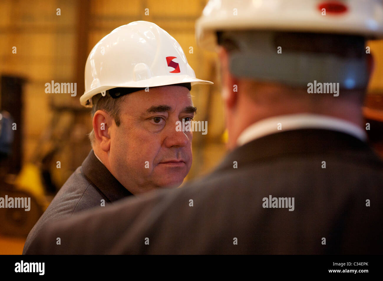 RENFREW, VEREINIGTES KÖNIGREICH - 27. APRIL: Alex Salmond, SNP (Scottish National Party) Führer, wurde für TV-Nachrichten während eines Besuchs bei Steel Engineering Ltd in Renfrew am Mittwoch, 27. April 2011 interviewt. Salmond traf Lehrlinge, als er sich bei den schottischen Parlamentswahlen für die Wiederwahl zum Ersten Minister einsetzte. (Foto © David Gordon) Stockfoto