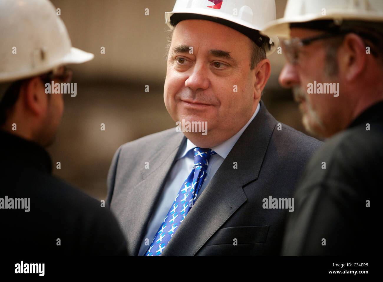 RENFREW, VEREINIGTES KÖNIGREICH - 27. APRIL: Alex Salmond, SNP-Chef, besuchte Steel Engineering in Renfrew am Mittwoch, den 27. April 2011. Salmond traf Lehrlinge und Arbeitnehmer, als er sich bei den schottischen Parlamentswahlen für die Wiederwahl zum Ersten Minister einsetzte. (Foto © David Gordon) Stockfoto