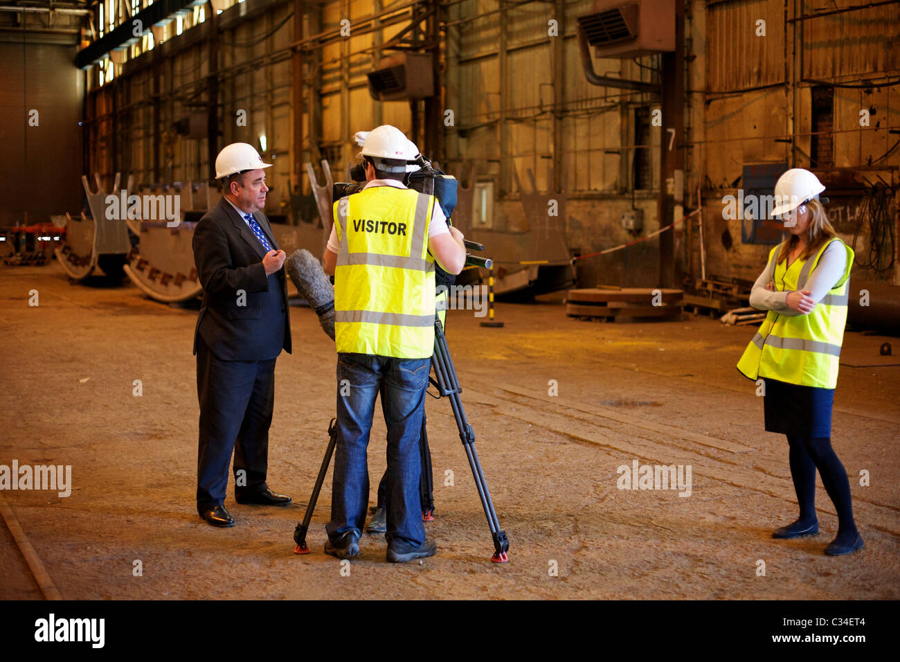 RENFREW, VEREINIGTES KÖNIGREICH - 27. APRIL: Alex Salmond, SNP (Scottish National Party) Führer, wurde für TV-Nachrichten während eines Besuchs bei Steel Engineering Ltd in Renfrew am Mittwoch, 27. April 2011 interviewt. Salmond traf Lehrlinge, als er sich bei den schottischen Parlamentswahlen für die Wiederwahl zum Ersten Minister einsetzte. (Foto © David Gordon) Stockfoto