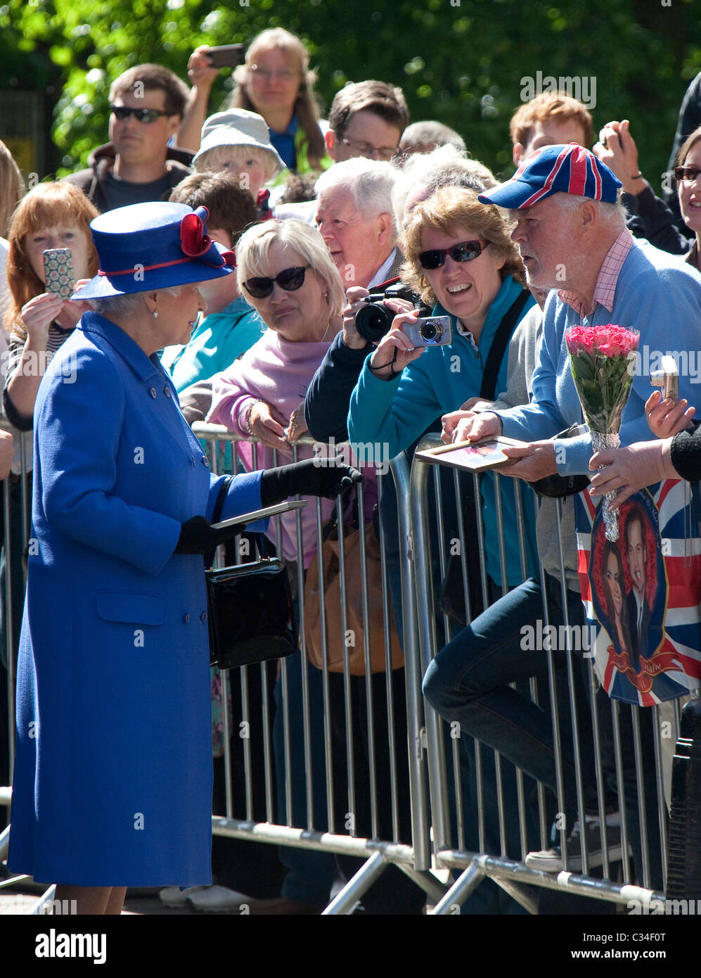 Die britische Queen Elizabeth in Cambridge auf dem Weg nach St. Johns College für ein Mittagessen Stockfoto