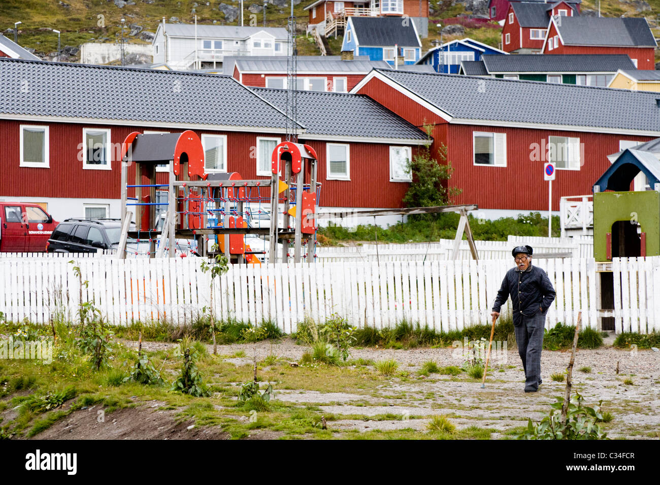 Ältere Mann zu Fuß in Qaqortoq (Julianehåb), Süd-Grönland Stockfoto