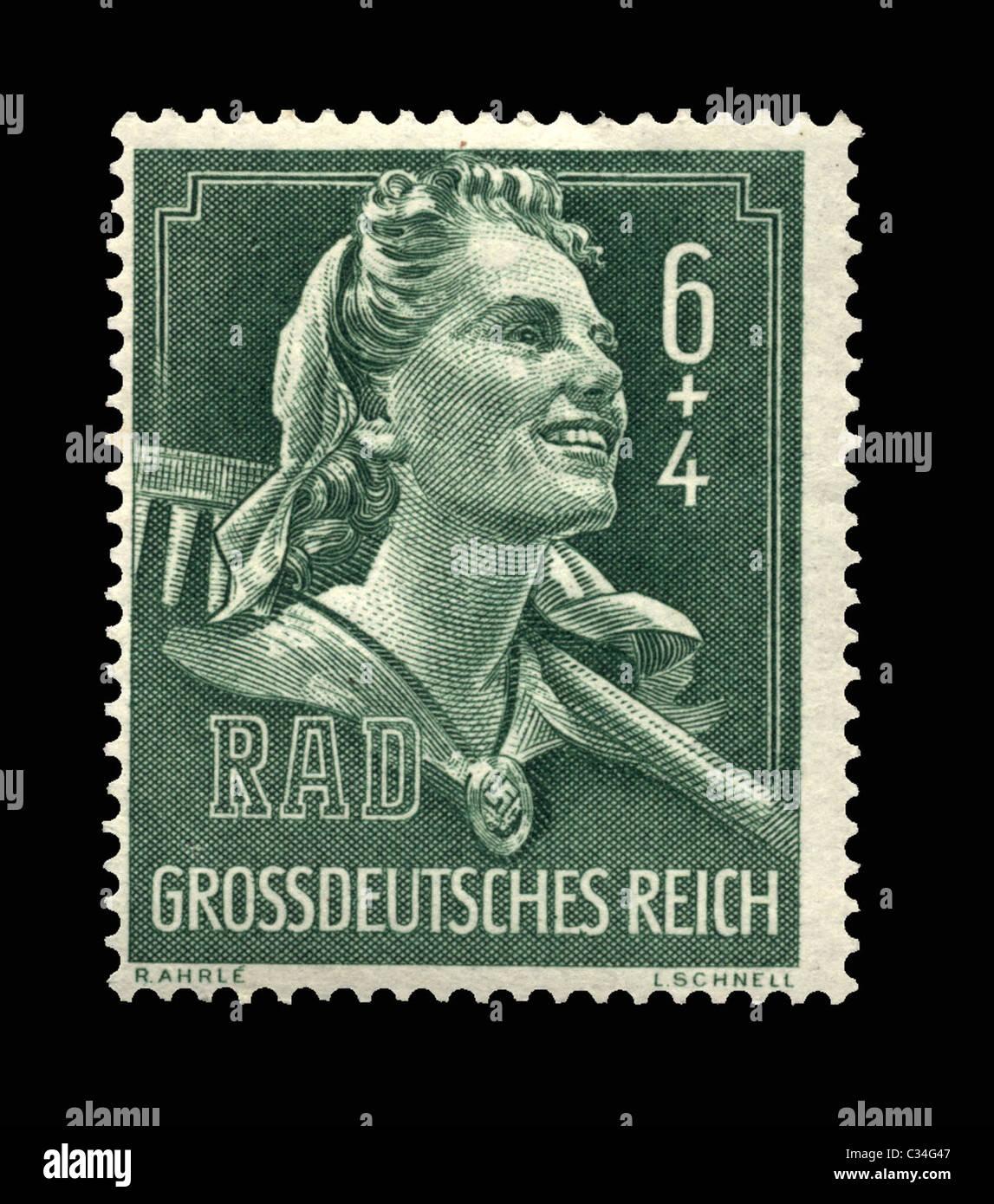 WW11 Deutsche Briefmarke zeigt RADWJ Mädchen in Uniform mit Hakenkreuz-Abzeichen. Stockfoto
