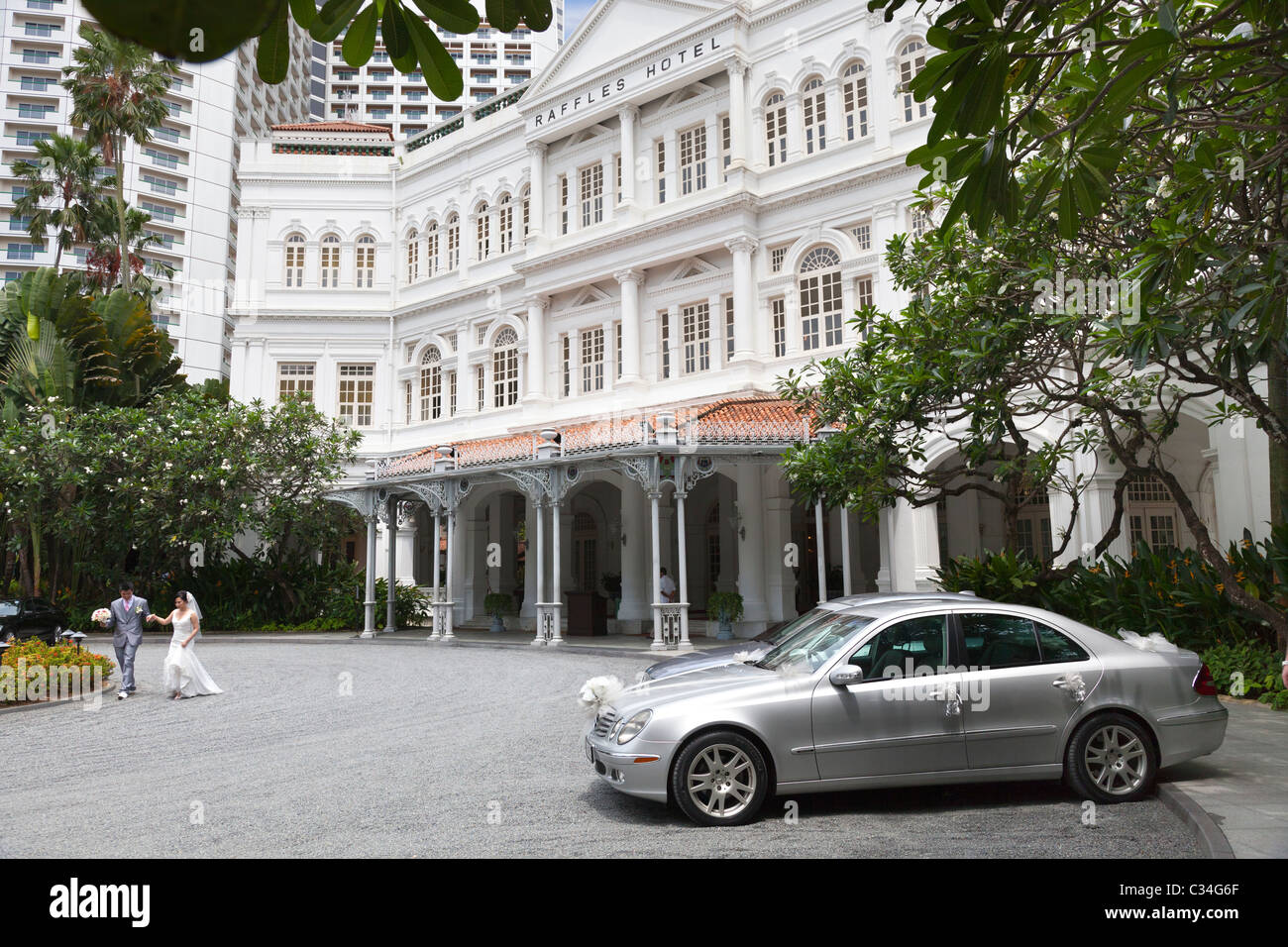 Brautpaar vor Raffles Hotel Singapore Stockfoto