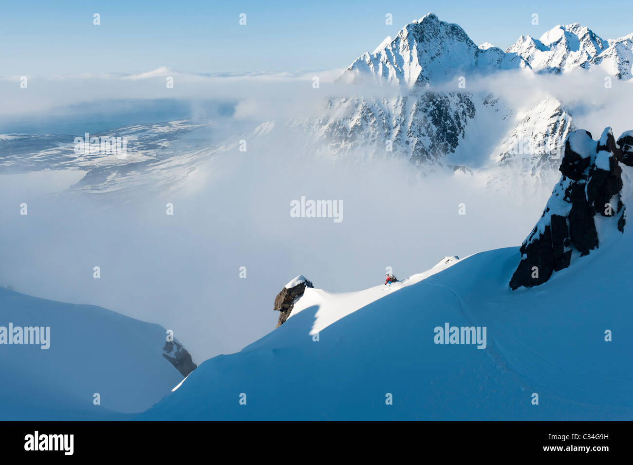 Ein Freeskier Skifahren auf einem steilen Couloir in Lyngen Alpen, Nord-Norwegen Stockfoto