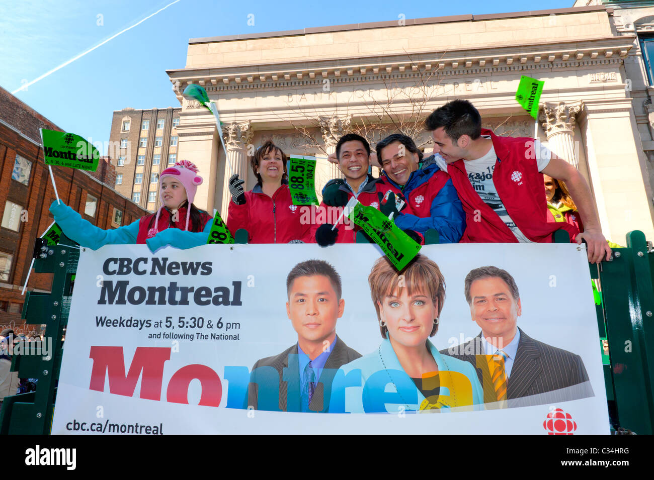 CBC TV Persönlichkeiten an Bord ein Schwimmer, die Teilnahme an der St-Patricks Day parade in Montreal. Stockfoto