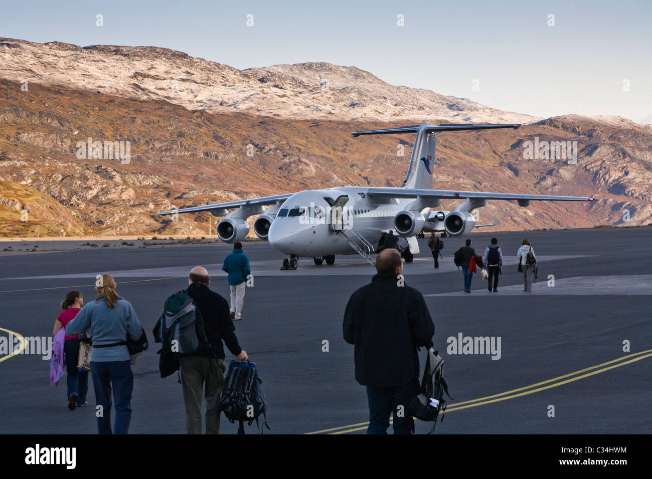 Fahrgäste einsteigen in ein Flugzeug. Narsarsuaq Flughafen Süd-Grönland Stockfoto