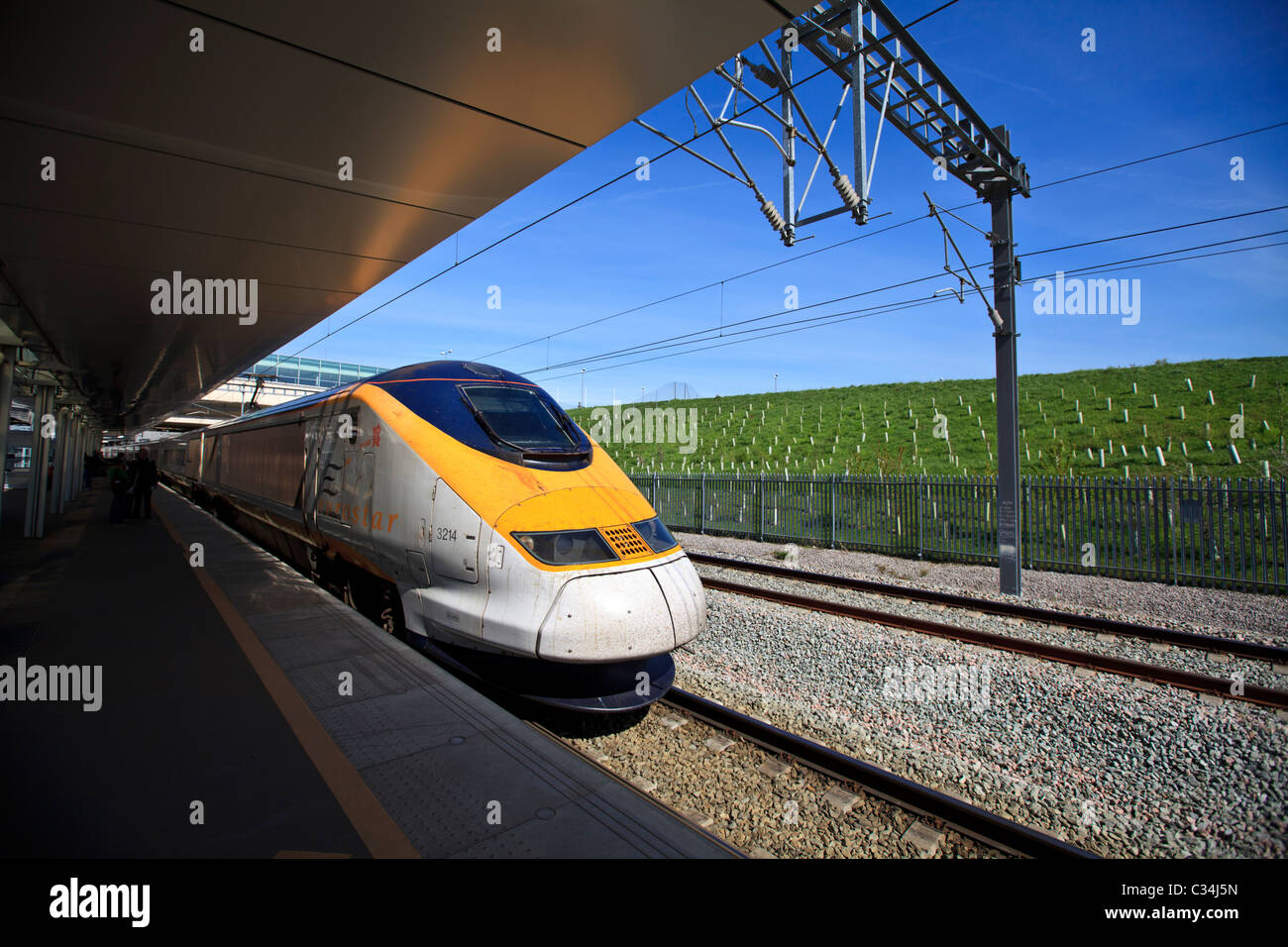 Der Eurostar von London nach Paris bei Ankunft am Bahnhof Ebbsfleet International, Kent, England Stockfoto