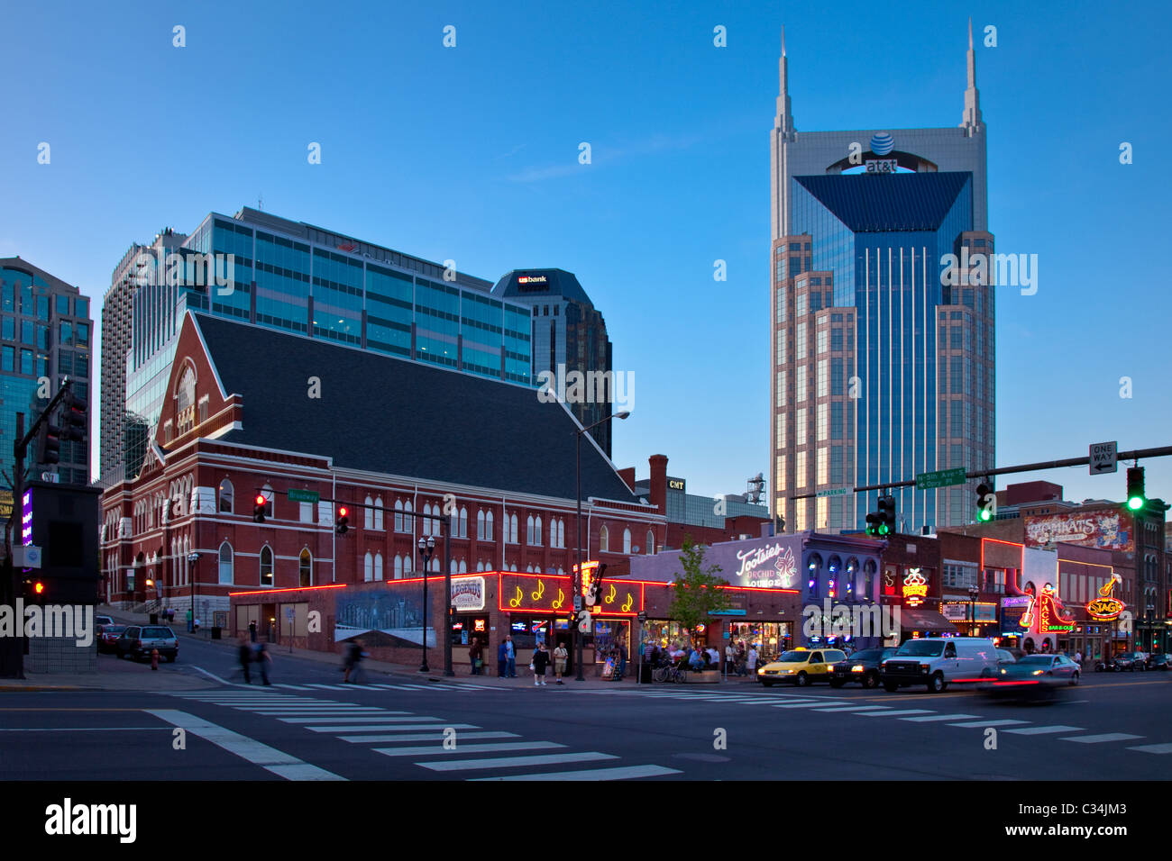 Das AT&T Gebäude überragt das Ryman Auditorium, historischen Bars und Larkin am Broadway in Nashville Tennessee USA Stockfoto