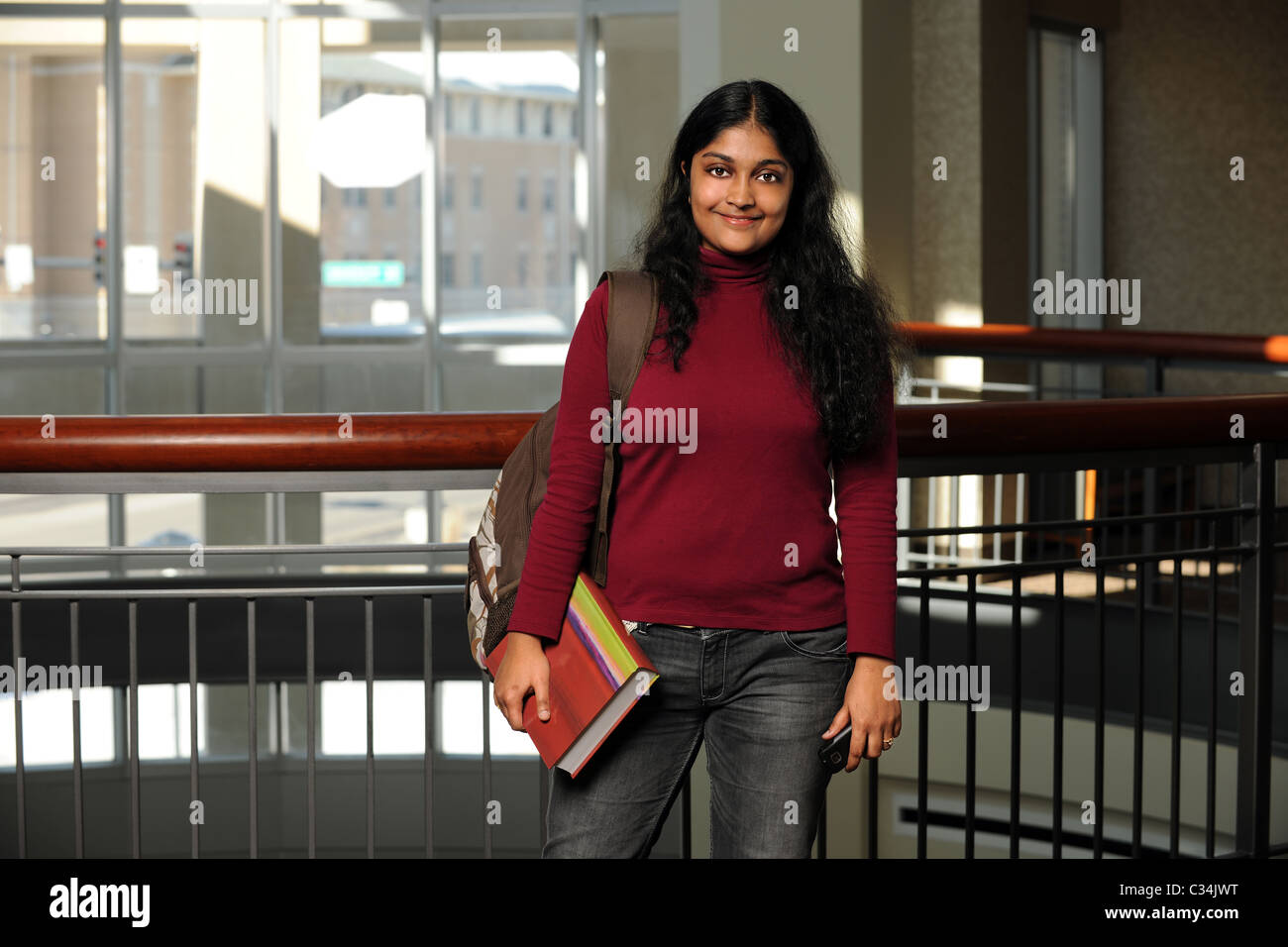 Porträt der indischen Studentin im Innenbereich Stockfoto