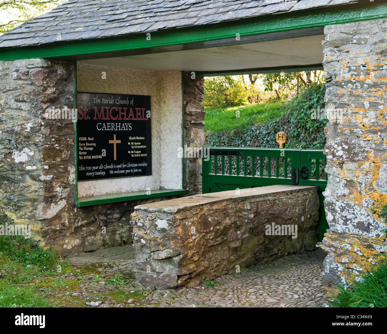 Eine alte Sargauflage oder Sargstein in der Lychgate in St. Michael's Church, Caerhays, Cornwall, Großbritannien Stockfoto