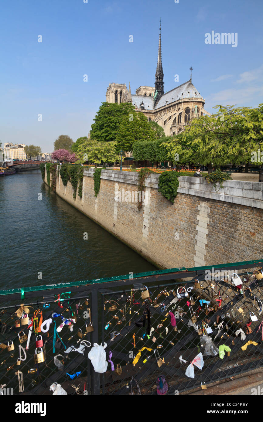 Liebesschlösser auf der Pont de l'Archeveche in der Nähe von Notre Dame, Paris, Frankreich Stockfoto