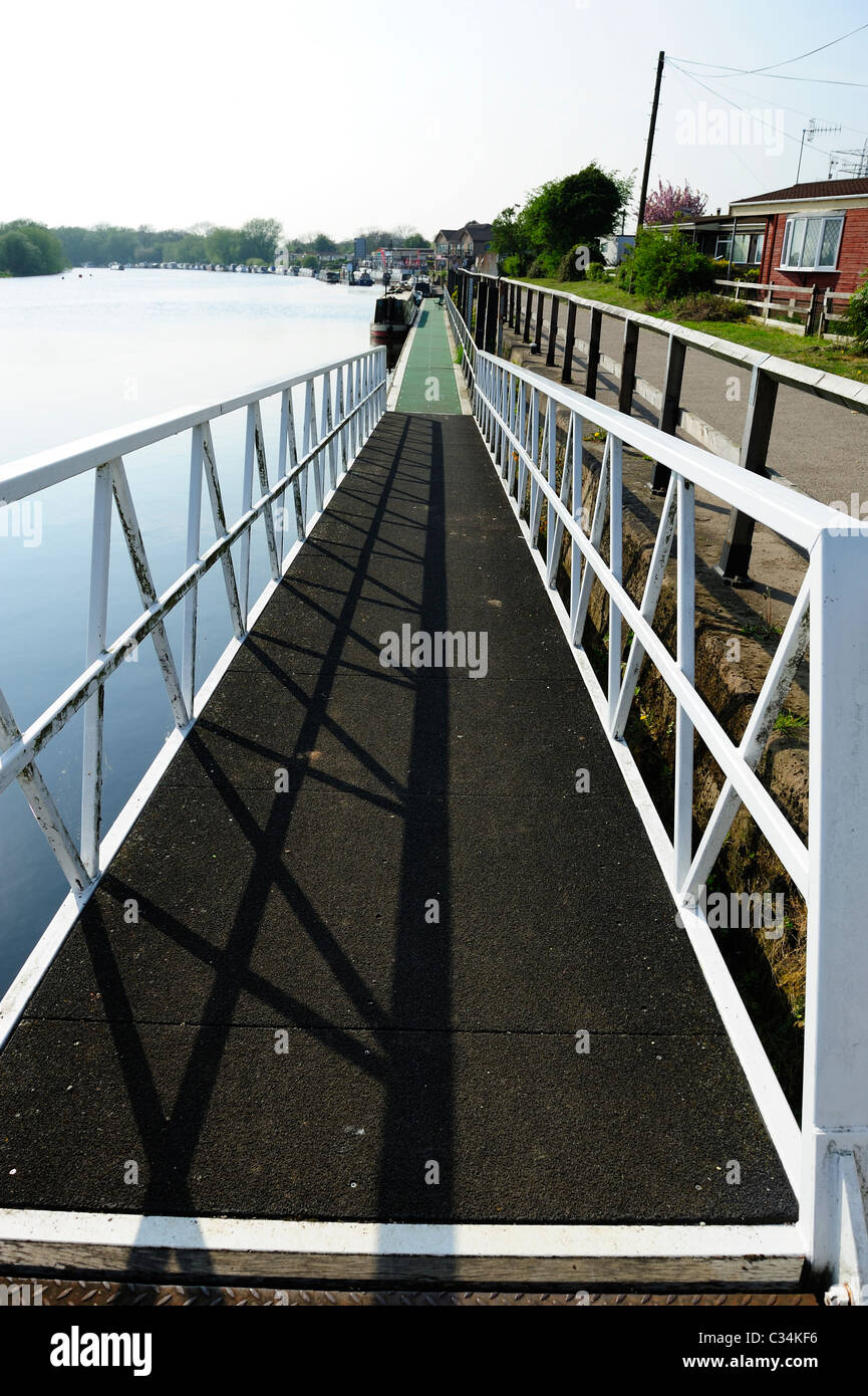 Kanal-Gangway hinunter Liegeplatz Punkt Beeston Marina Nottingham England uk Stockfoto