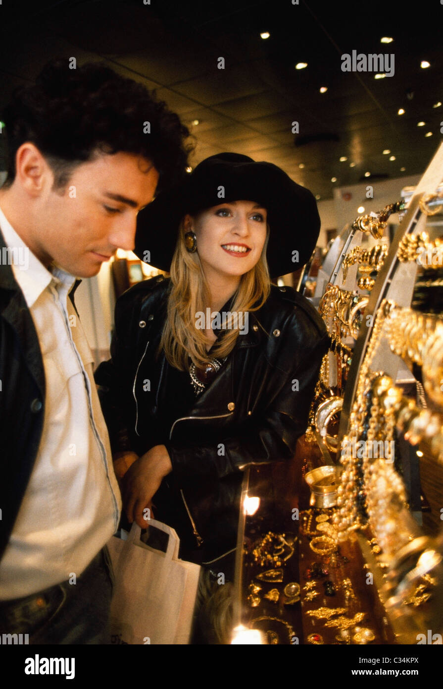 Belfast, Co. Antrim, Nordirland, paar einkaufen Stockfoto