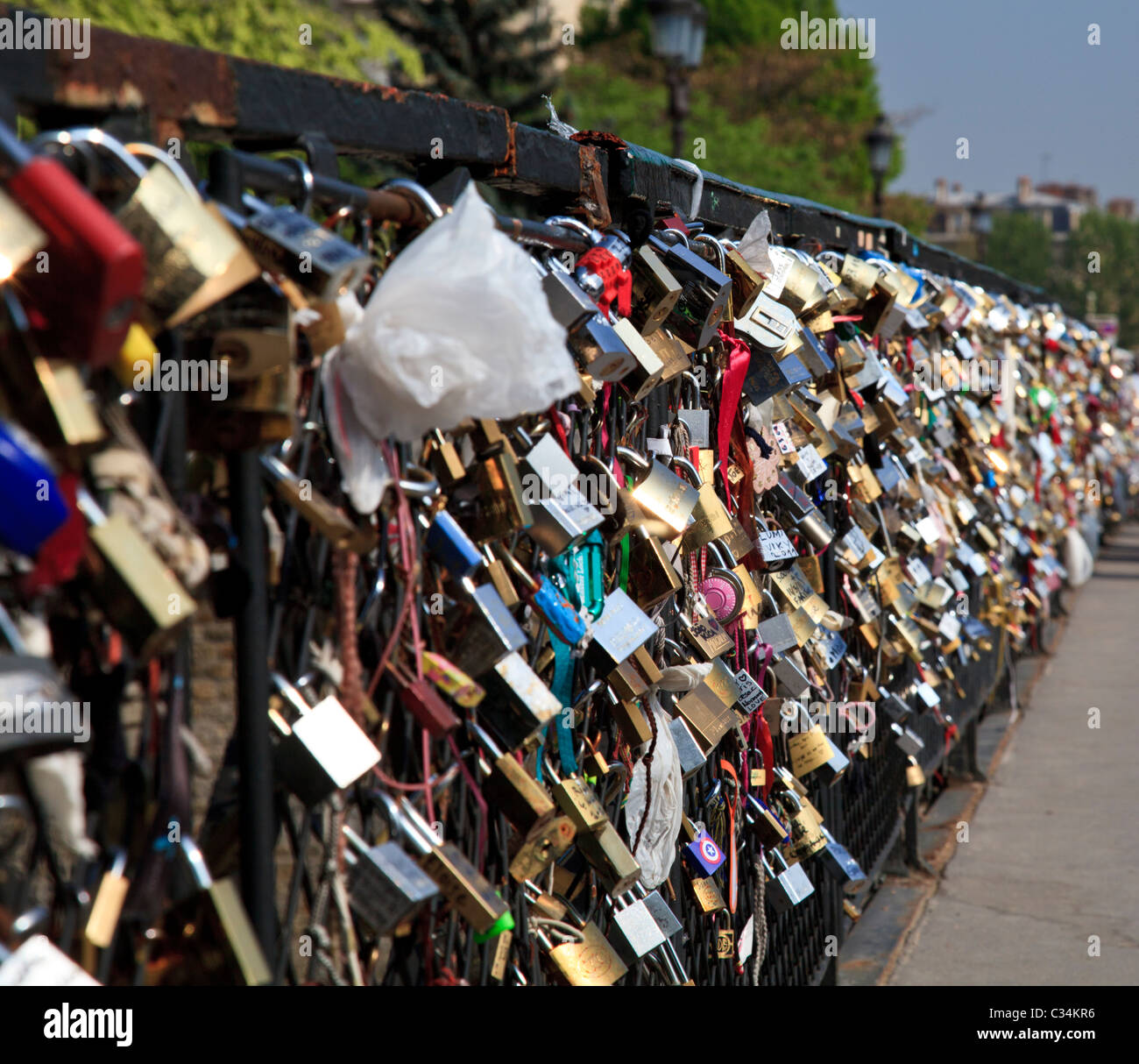 Liebesschlösser auf der Pont de l'Archeveche in der Nähe von Notre Dame, Paris Stockfoto