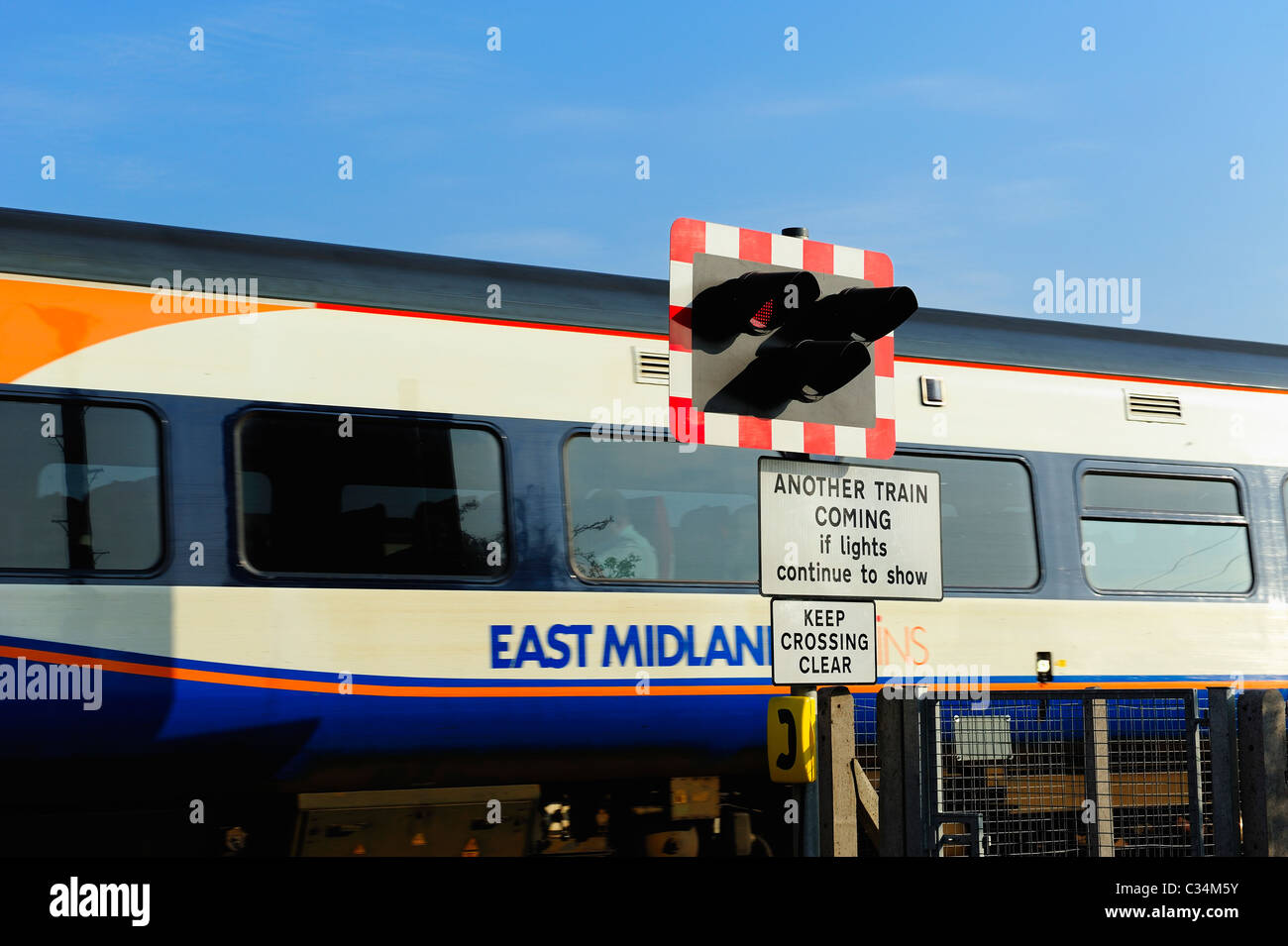 Zug vorbei Eisenbahn Kreuzung Warnung Lichter Beeston England uk Stockfoto