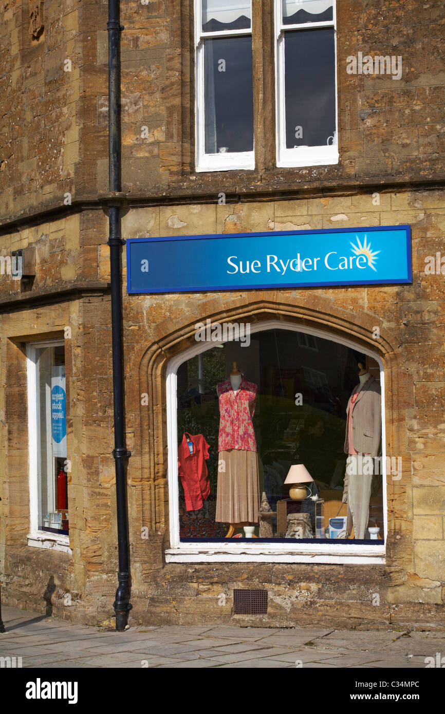 Sue Ryder Care Charity-Shop in Sherborne, Dorset im April Stockfoto
