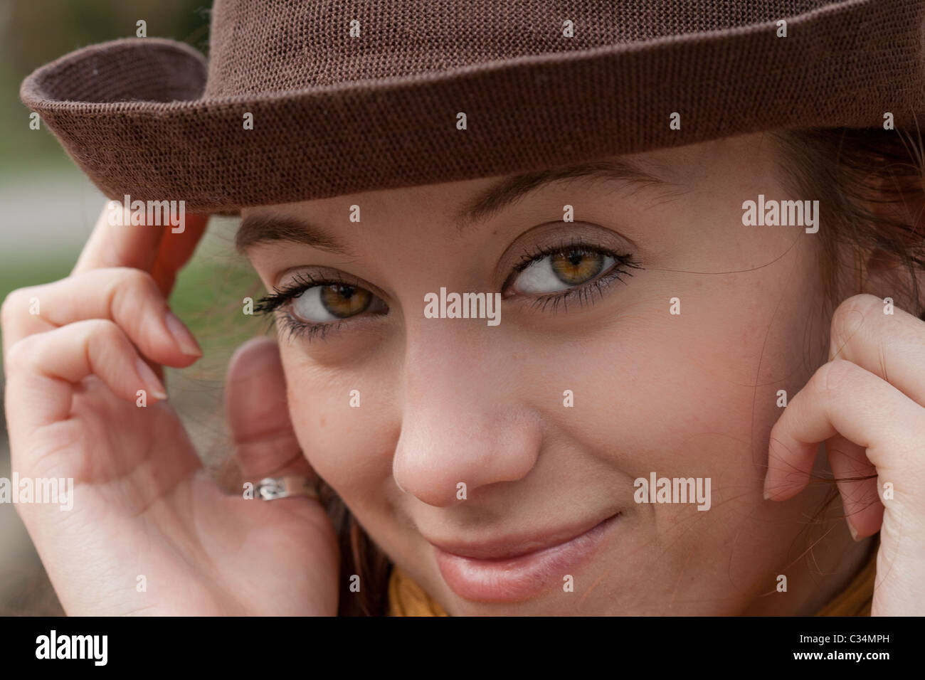 Porträt der Frau in braunen Hut Stockfoto