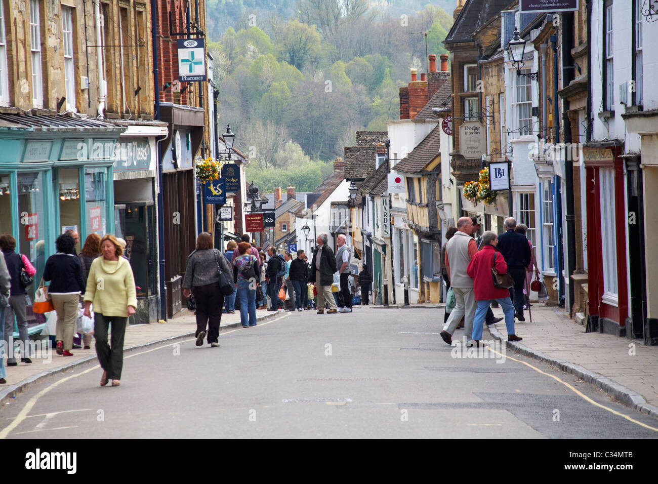 Besucher und Käufer in Cheap Street, Cheap St, Sherborne, Dorset UK im April Stockfoto