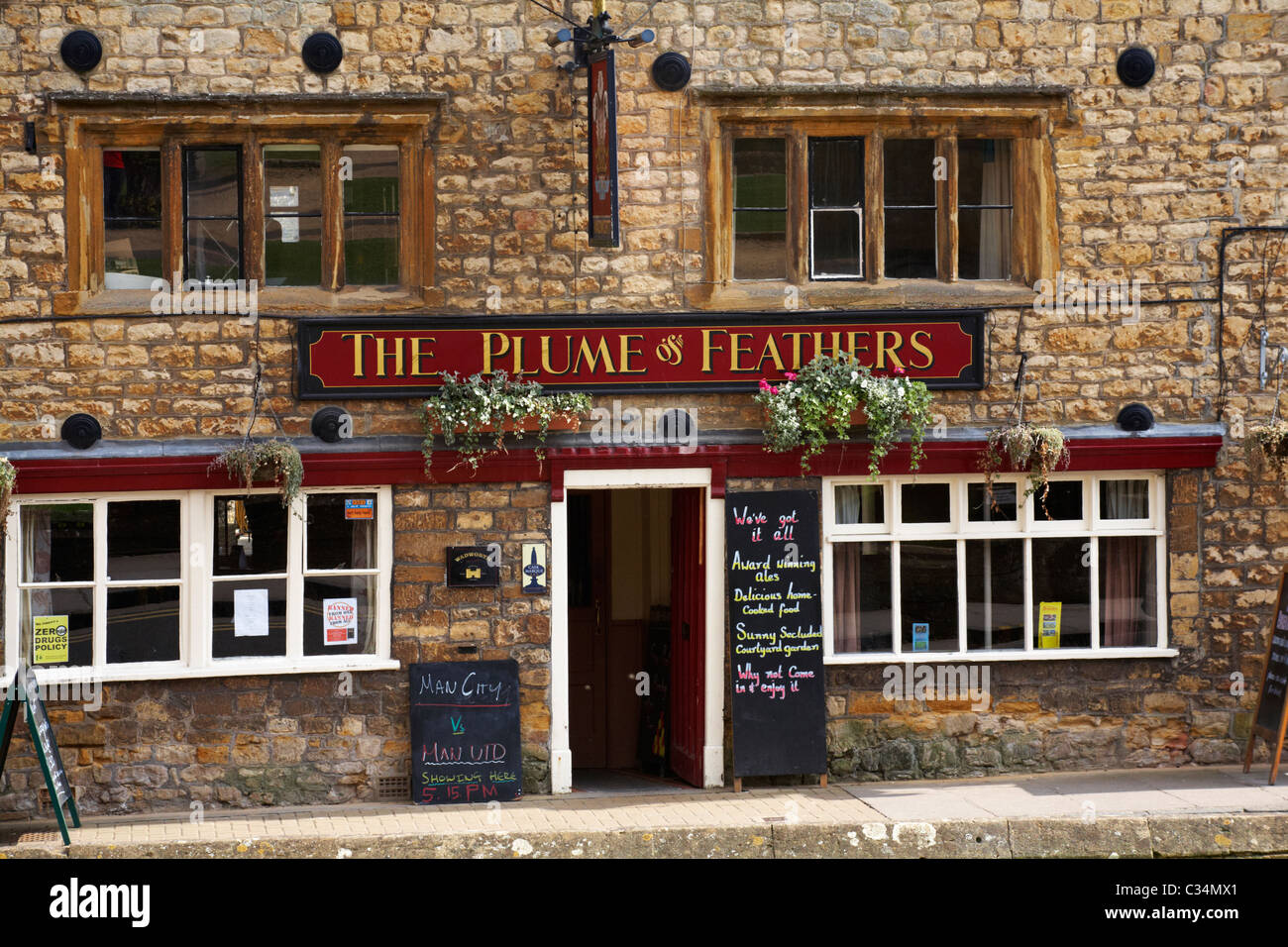 The Plume & Feathers Pub im April in Sherborne, Dorset, Großbritannien Stockfoto