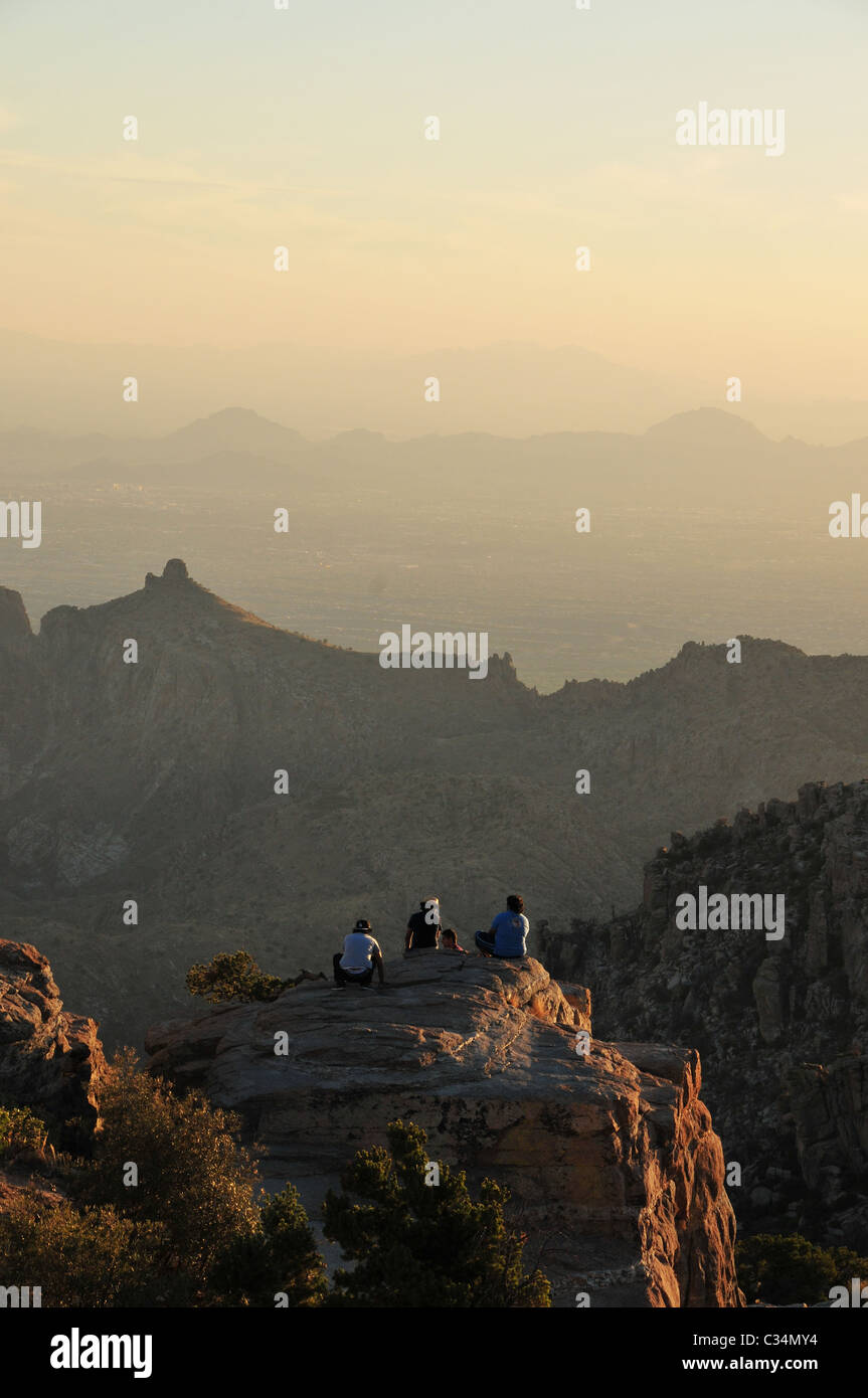 Touristen im windigen Punkt Vista auf Mount Lemmon, Tucson, Arizona, USA, Coronado National Forest, Sonora-Wüste. Stockfoto