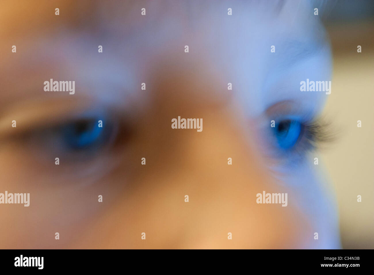 Augen, Unschärfe, blau, mit Blick auf den Computerbildschirm müde Augen Stockfoto